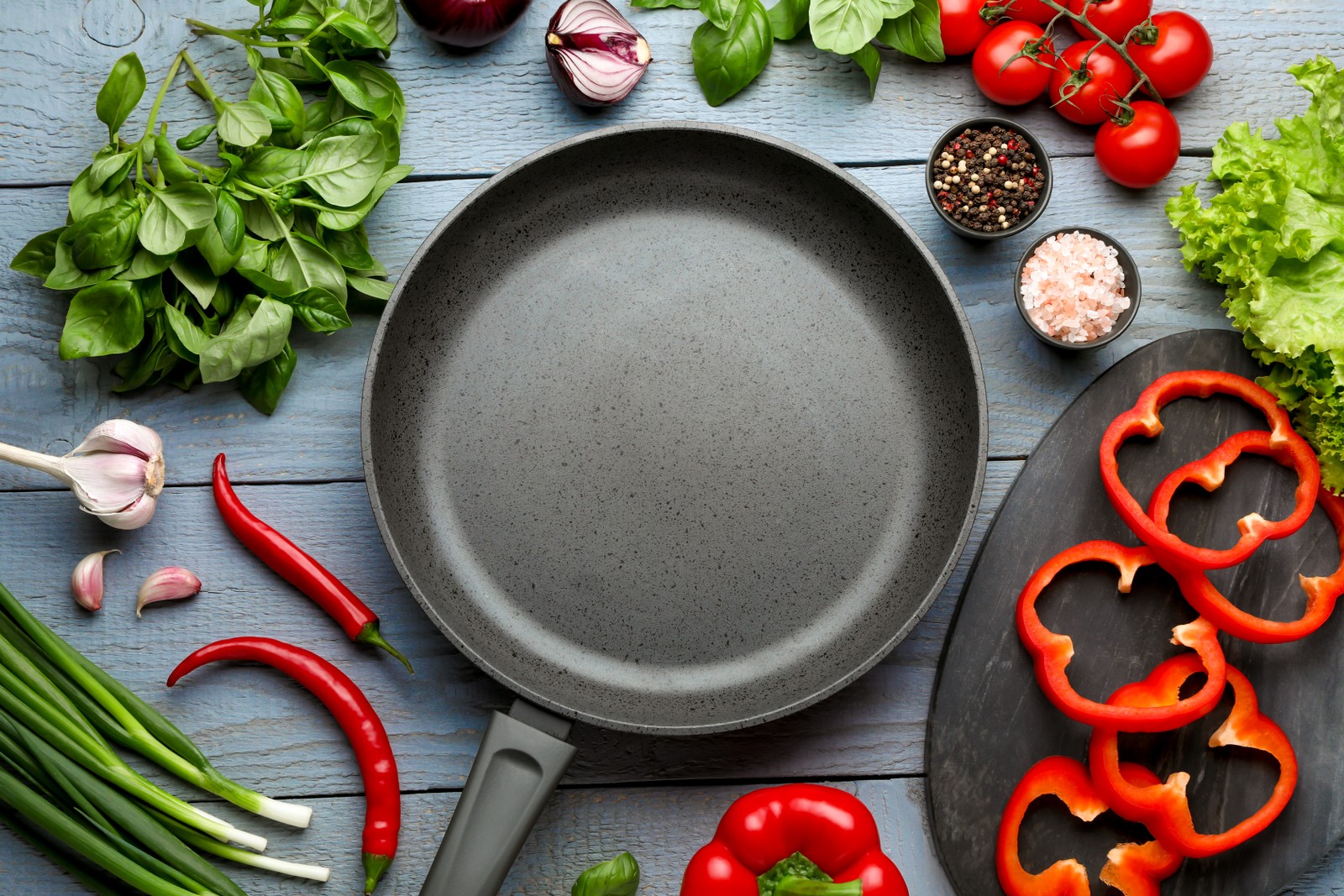 Free photo of flat lay composition with frying pan and fresh products on grey wooden table